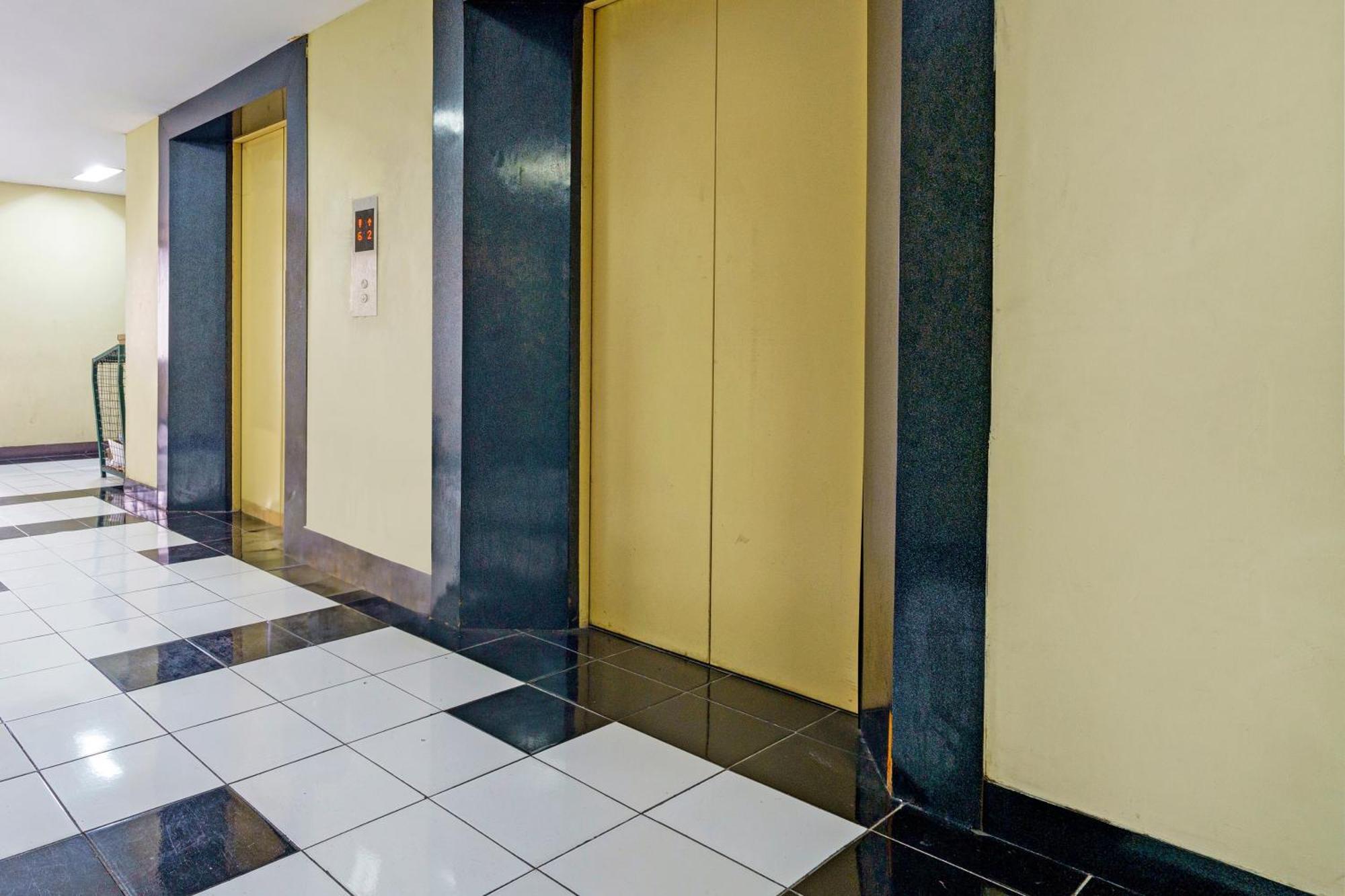 Oyo Life 93170 Apartement Gateway Cicadas By Mr Pro Bandung Esterno foto